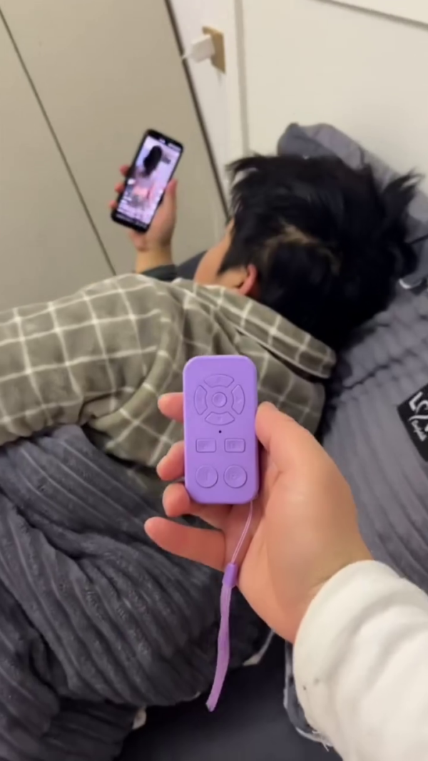 Wireless Bluetooth Remote Control Clicker for Smartphones – Hands-Free Scrolling and App Navigation Device for YouTube Shorts, and E-Reading – Compatible with iOS and Android