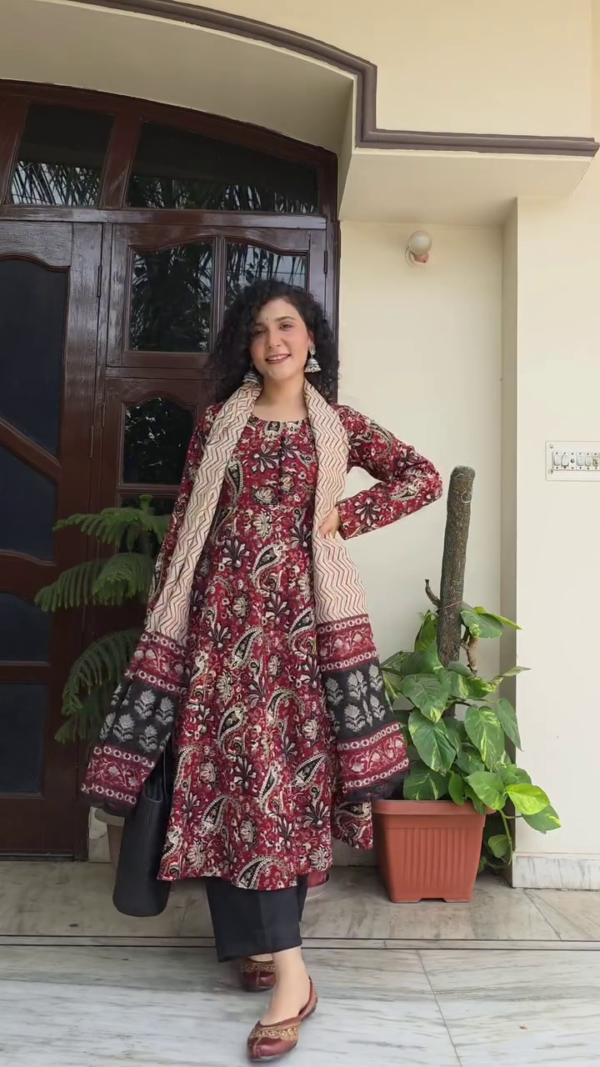 Women's Traditional Ethnic Kurta Set – Elegant Floral & Paisley Print Anarkali Kurtis with Matching Dupatta and Pants Perfect for Festive, Casual, and Office Wear