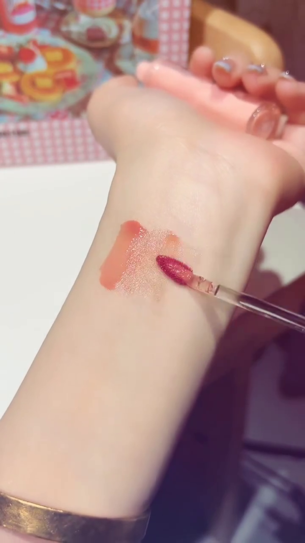 Hydrating Glossy Lip Tint Duo with Sheer Peach and Soft Pink Shades – Lightweight, Non-Sticky Formula in Elegant Clear Rose Packaging for a Natural, Juicy Finish - Image 2