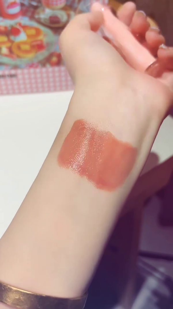 Hydrating Glossy Lip Tint Duo with Sheer Peach and Soft Pink Shades – Lightweight, Non-Sticky Formula in Elegant Clear Rose Packaging for a Natural, Juicy Finish - Image 3