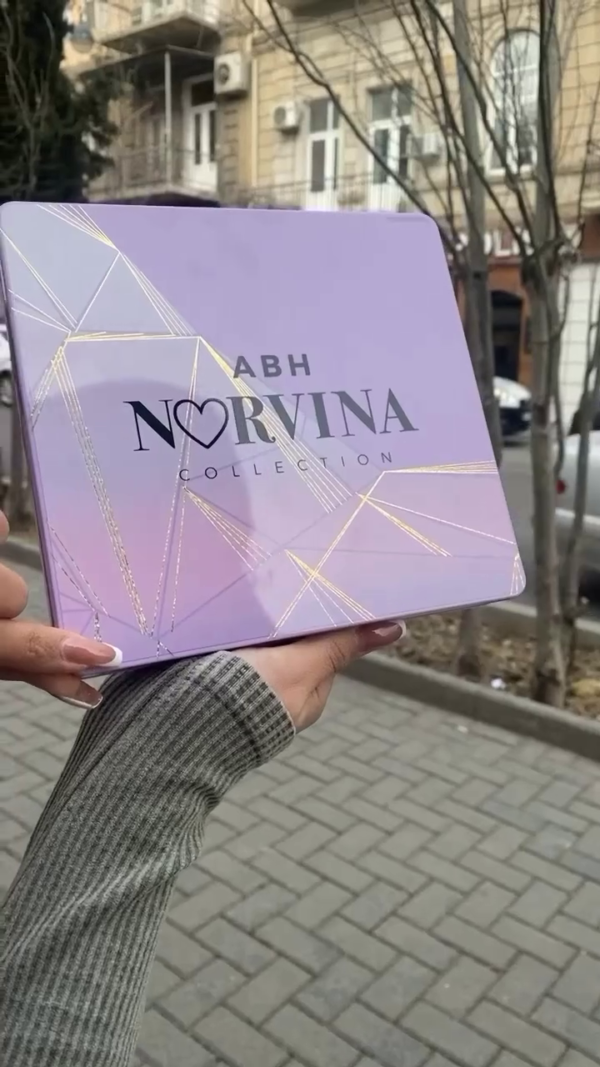 Vibrant Purple Eyeshadow Palette – 25 Highly Pigmented Shades in Matte, Shimmer, and Glitter Finishes for Stunning Eye Looks