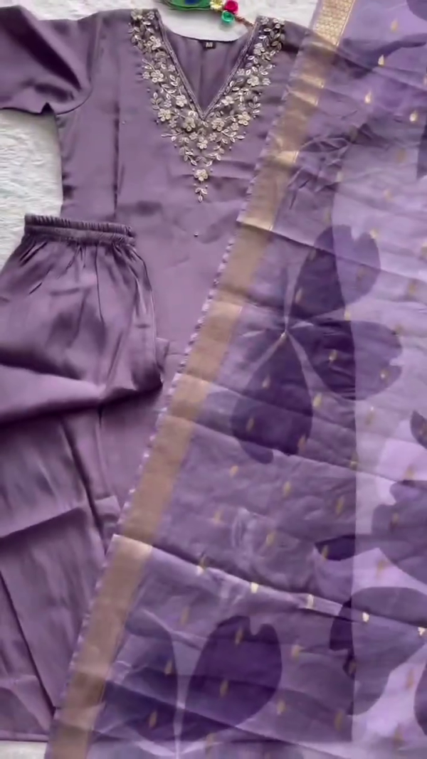 Lavender Silk Blend Kurta Set with Floral Embroidery & Organza Dupatta – Elegant Ethnic Wear for Festive Occasions - Image 2