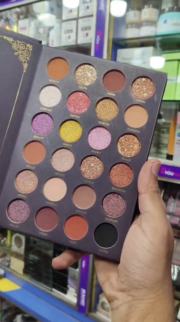 Multi-Shade Makeup Palettes Featuring Bold Eyeshadows and Radiant Highlighters – All-in-One Beauty Essentials - Image 2